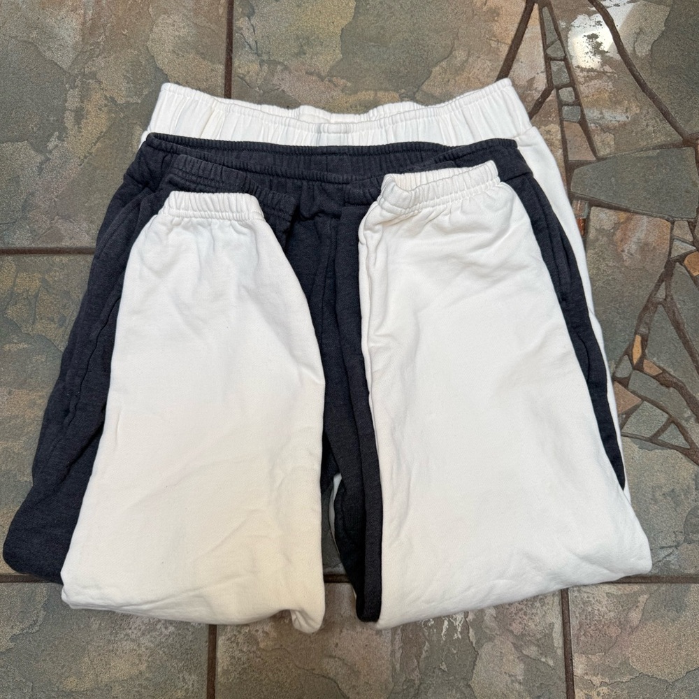 2 pairs of Pact Brushed Fleece Sweatpants in bone & charcoal colors size M.🩶🦴EUC